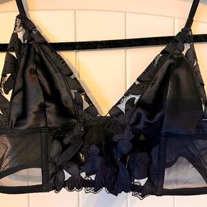 NWT VICTORIAS SECRET SATIN LACE BRALETTE SIZE MEDIUM